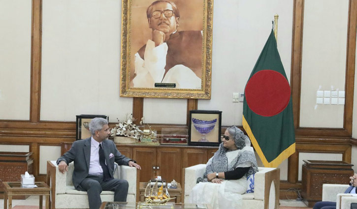 Modi invites Hasina to visit India