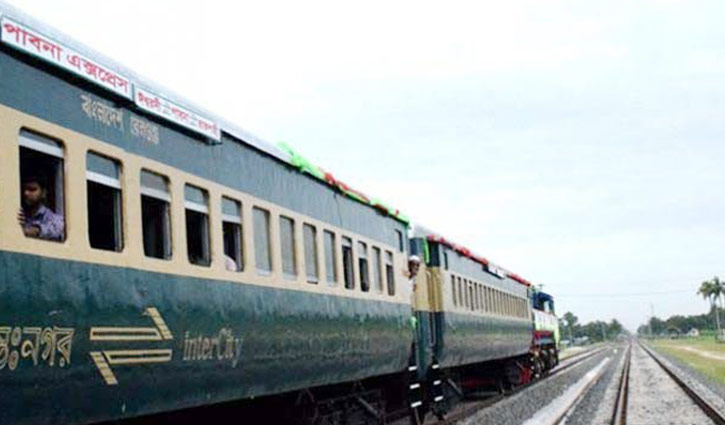 Pabna Express narrowly escapes massive accident