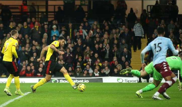 Deeney scores twice as 10-man Watford beat Villa