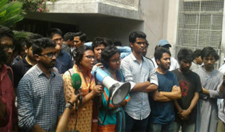 Students besiege DU VC's office