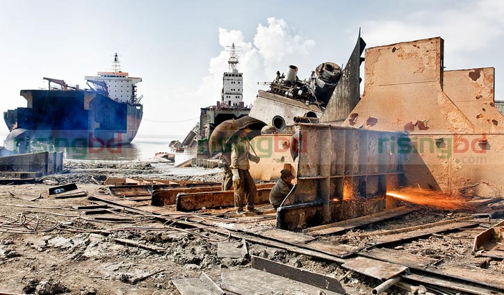 6 burnt in Ctg ship-breaking yard fire