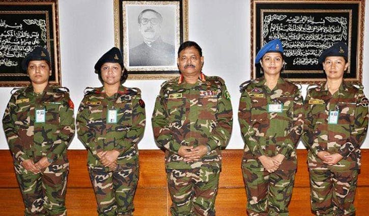 4 women adorned with Lt Col badge