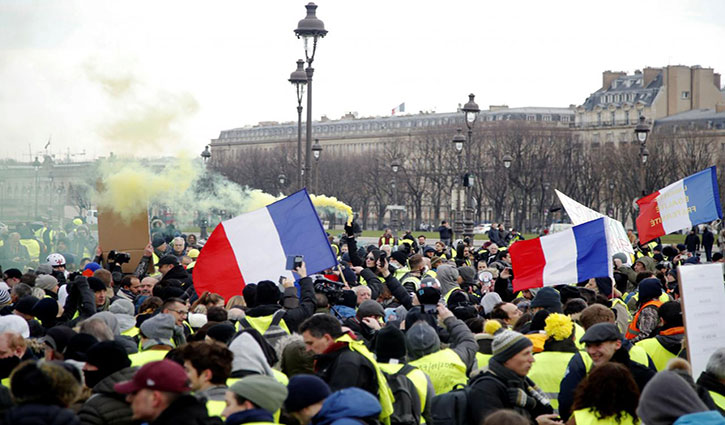 'Yellow Vests' march through Paris