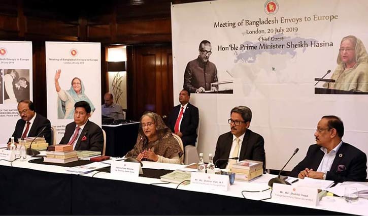 PM attends envoys conference in London