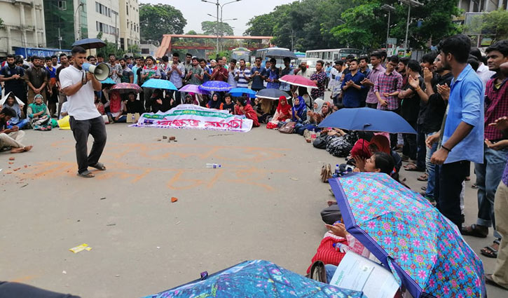 DU students block Shahbagh