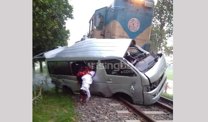 9 killed as train hits microbus in Sirajganj