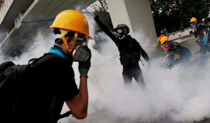 Police fire tear gas at Hong Kong protest