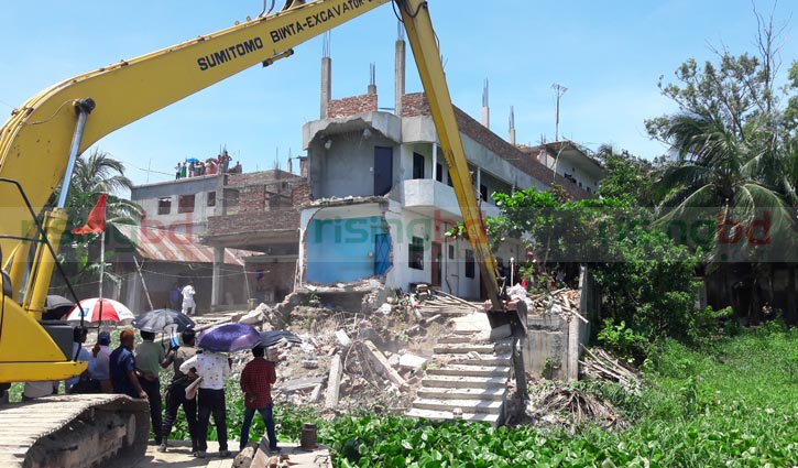 Eviction drive underway on Shitalakshya river banks