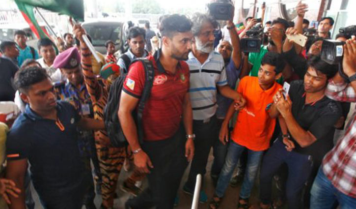 Mashrafe leaves Dhaka for World Cup mission