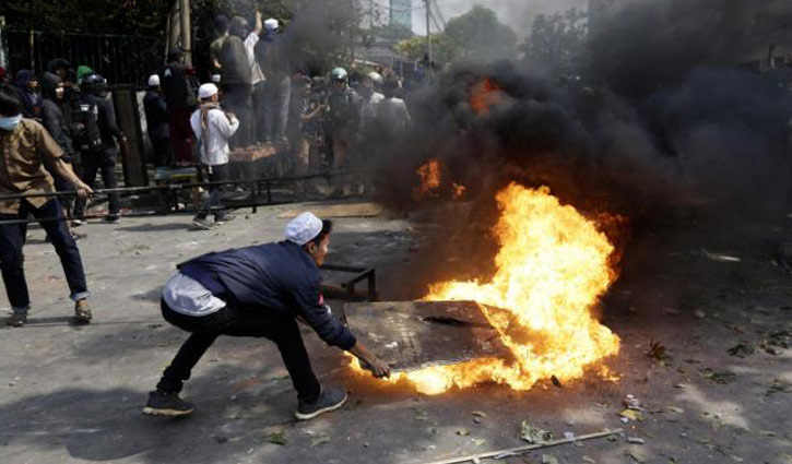 6 dead in Jakarta riot over polls result