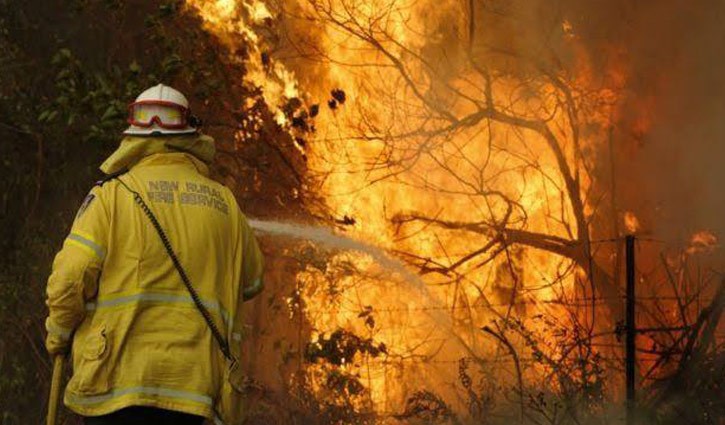 Australia battles 'catastrophic' bushfires