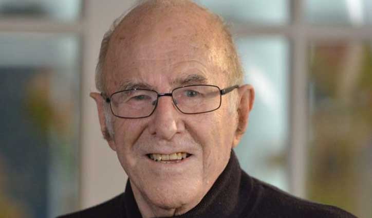 Australian broadcaster Clive James dies