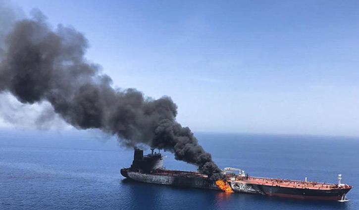 Explosion on Iranian oil tanker off Saudi coast