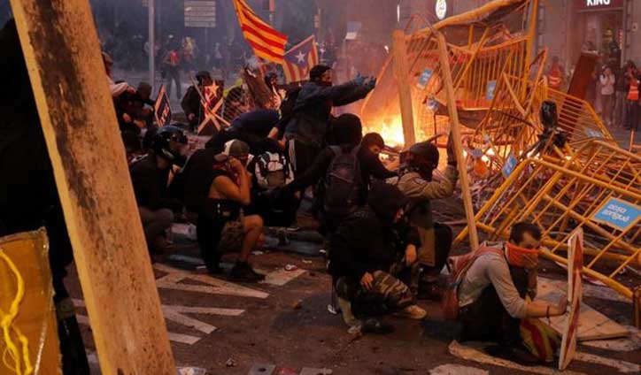Barcelona hit by fresh clashes amid general strike