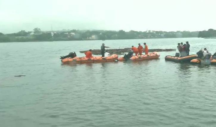 11 dead as boat capsizes during idol immersion