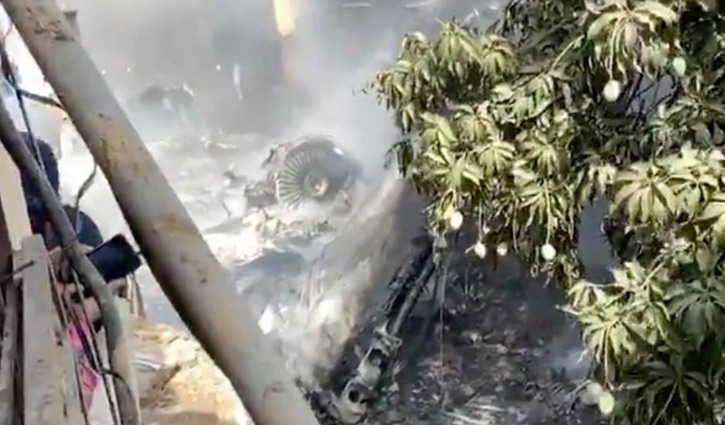 97 killed in Pakistan plane crash, two survive