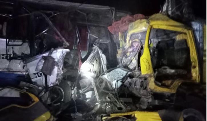 Bus-truck collision kills 6 in Bogura