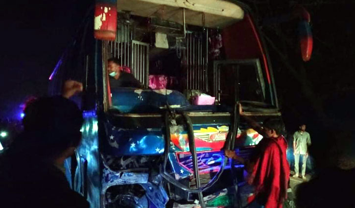 Three killed as bus rams Nasiman