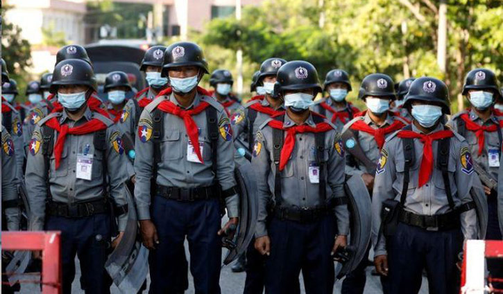 19 Myanmar policemen flee to India