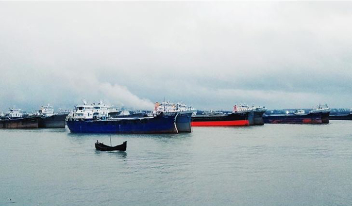 Unloading of goods at outer anchorage of Ctg port halted