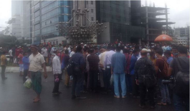 Saudi expats hold demo blocking Karwan Bazar roads