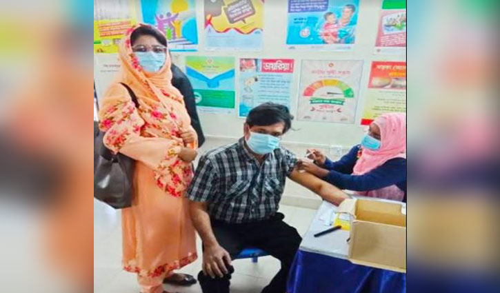 IU ex-VC Askari takes COVID-19 vaccine shot