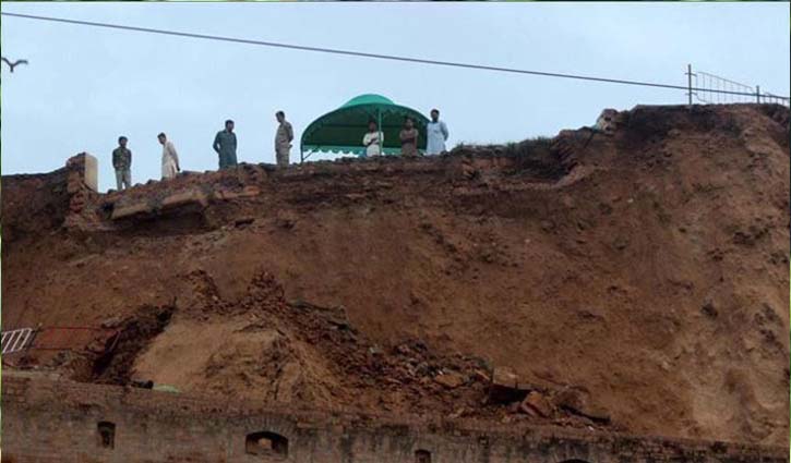 16 dead in Pakistan landslide