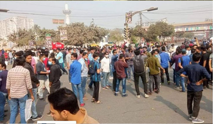 Students block roads at Nilkhet