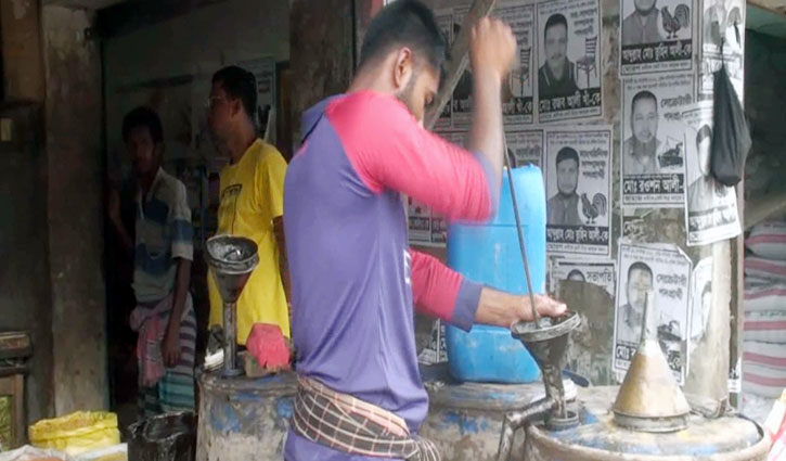 Consumers anger at unusual hike of edible oil price in Satkhira