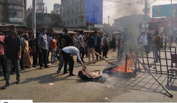Barishal University students block road