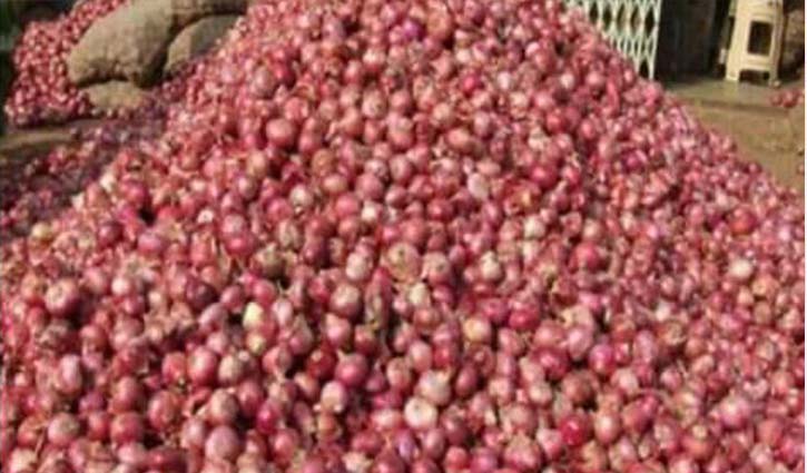 Onion prices increase by Tk 15 per kg at Hili