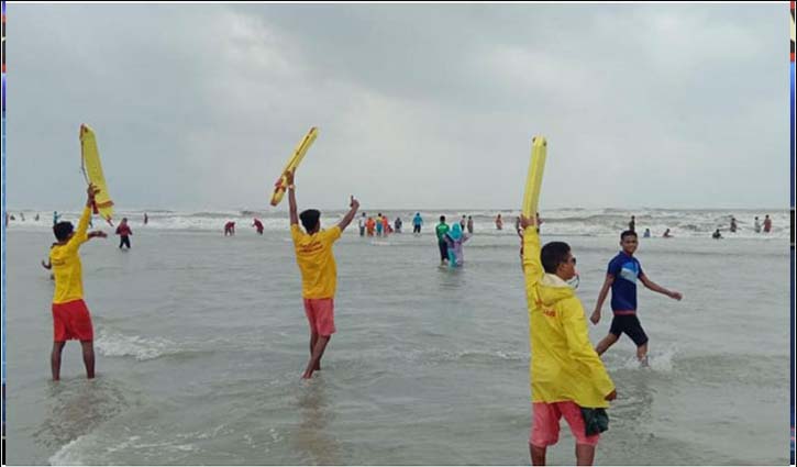 Tourists throng Cox’s Bazar beach despite signal number 4