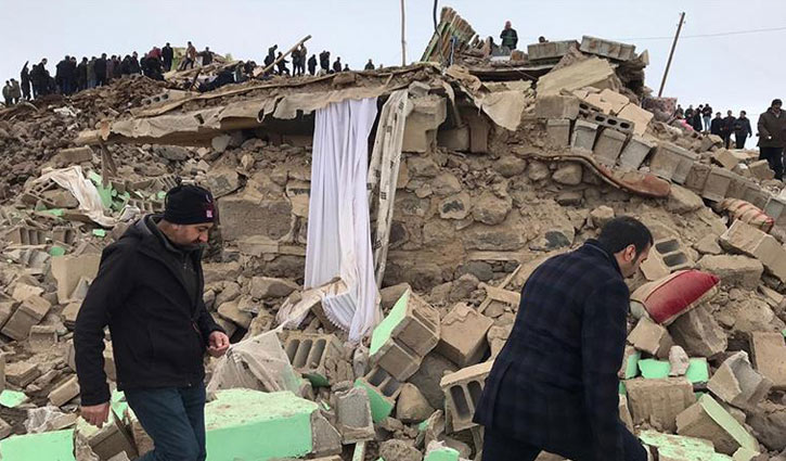 Nine dead after earthquake hits Turkey-Iran border