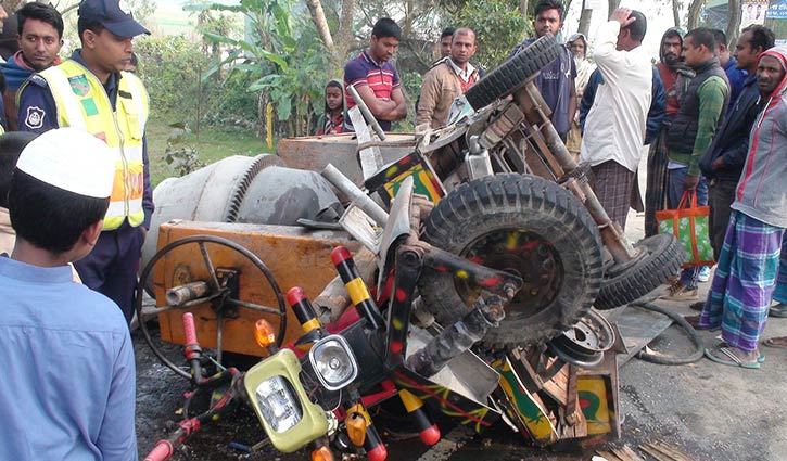 Bus-nosimon collision kills 5 in Gopalganj