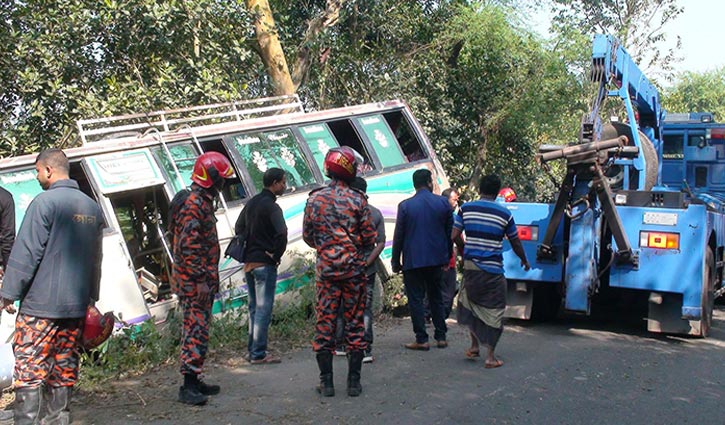 Two killed as bus hits tree in Gopalganj