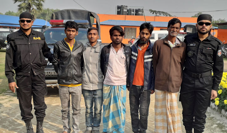 5 dacoits held with arms