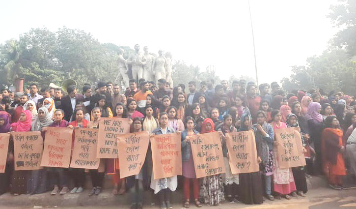 Huge protest on DU campus over rape of student