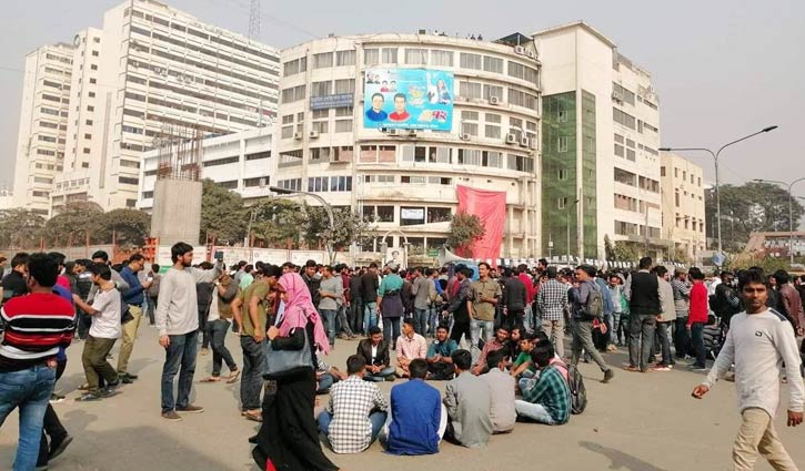 DU students again block Shahbagh  