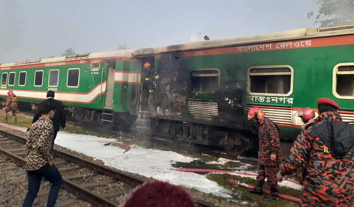 Train catches fire in Brahmanbaria
