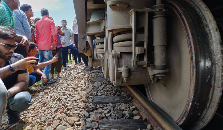 Derailment halts Mymensingh-Bhairab rail link