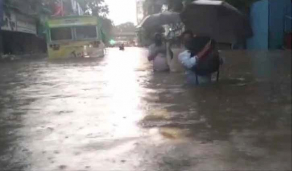 Rain causes waterlogging in Mumbai, red alert issued