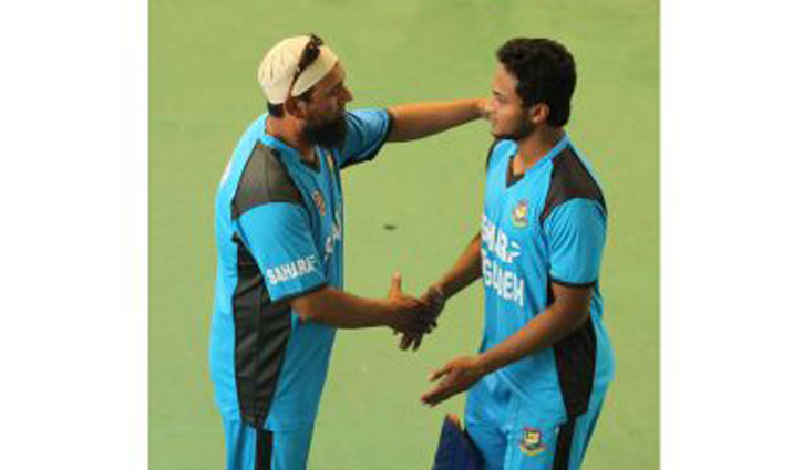 Shakib is very clever bowler, says Saqlain