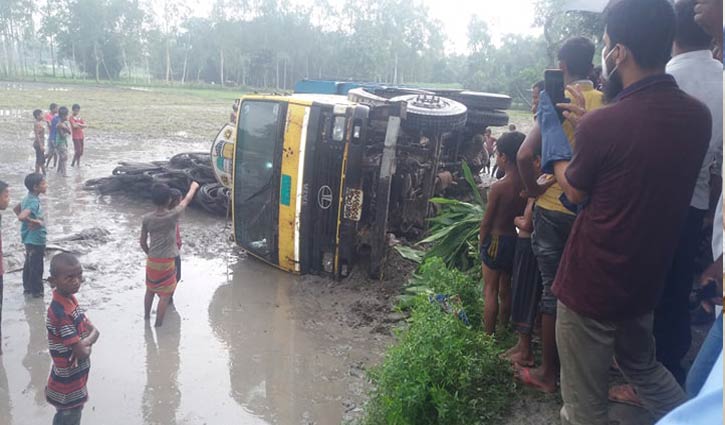 4 killed as truck overturns in Rangpur