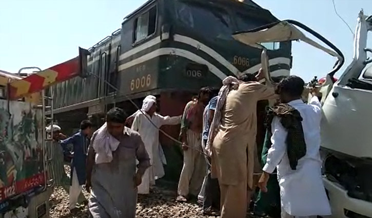 20 killed as train rams bus in Pakistan