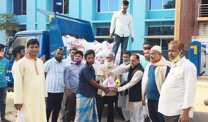 Information Minister distributes food among 500 families