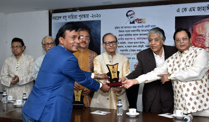 Uday Hakim receives Samaresh Basu Sahitya Award