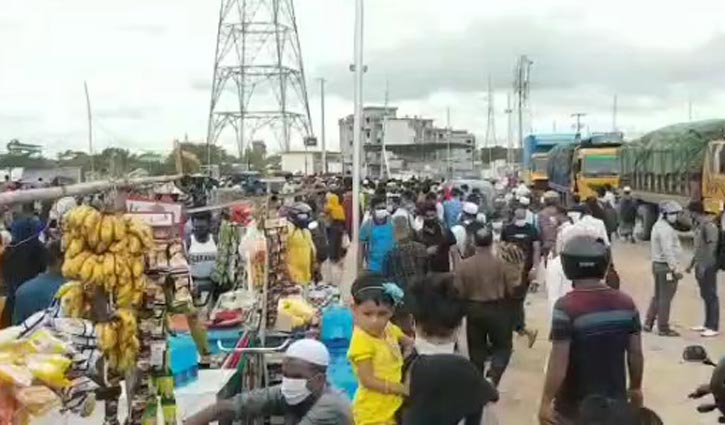 Huge crowd on Shimulia-Bangla Bazar route
