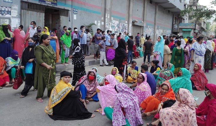 Garment workers block road at Kamalapur