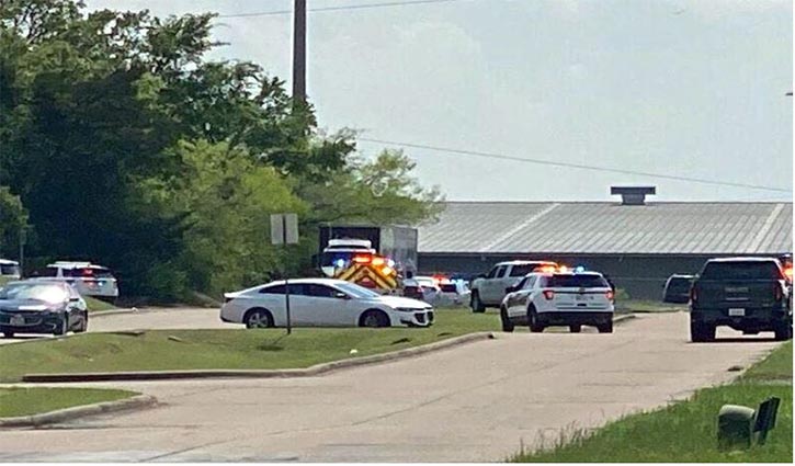 One dead, five injured in Texas gunmen firing