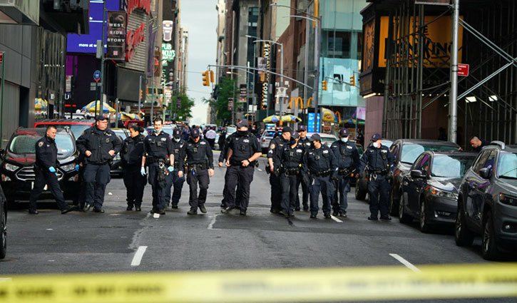 Three shot in clash between two groups in New York